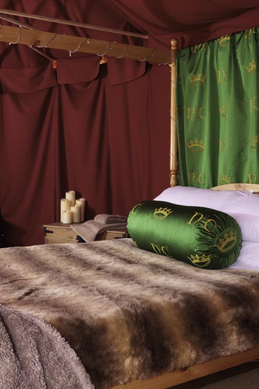 Отель Leeds Castle Knights Glamping Номер фото