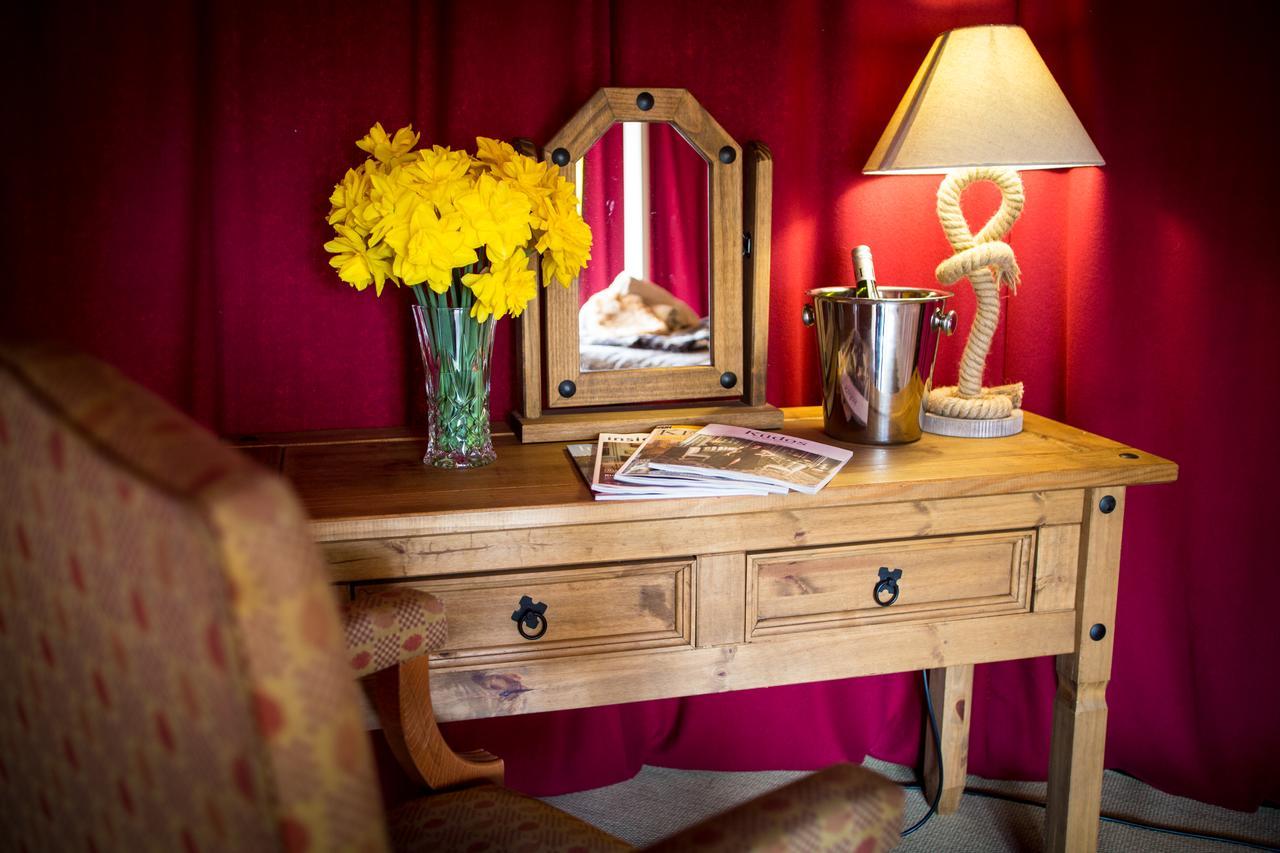 Отель Leeds Castle Knights Glamping Экстерьер фото