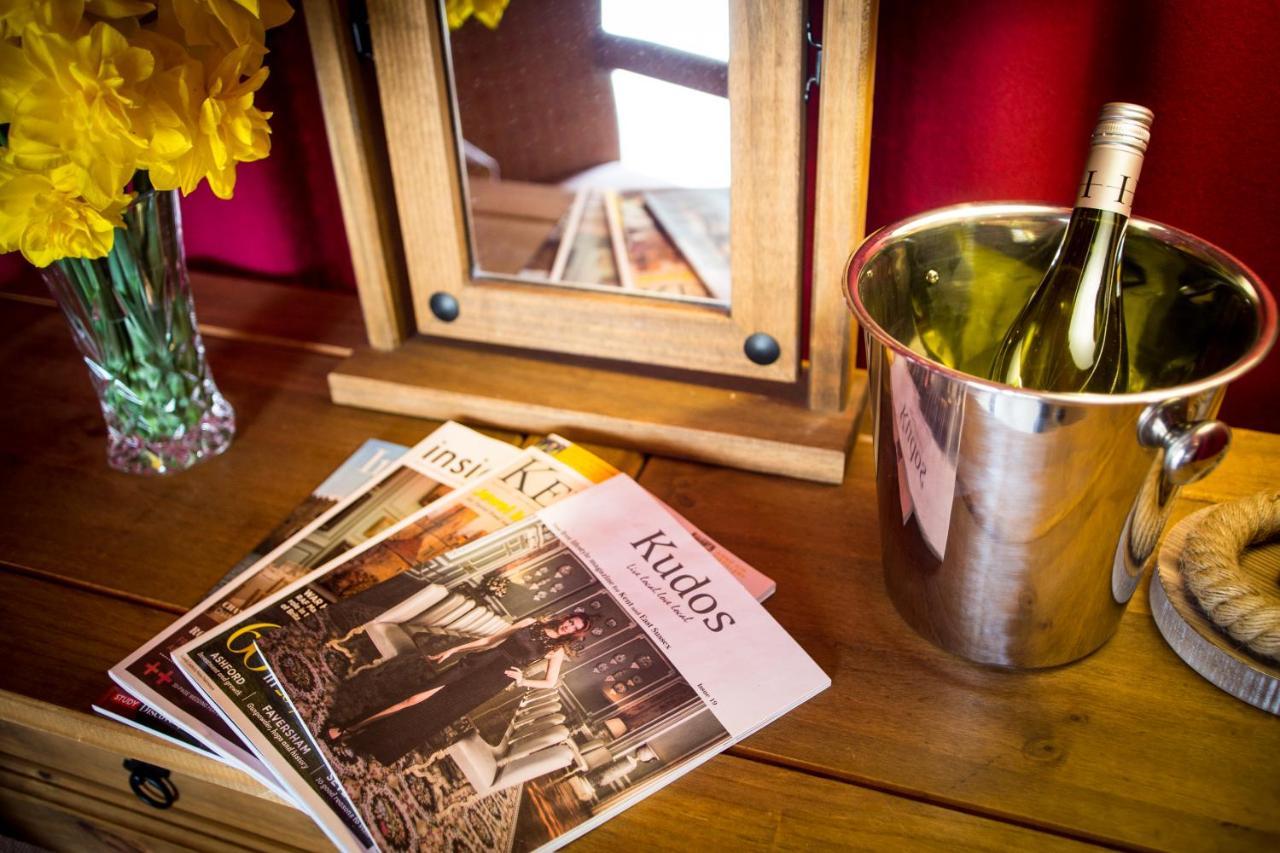Отель Leeds Castle Knights Glamping Экстерьер фото
